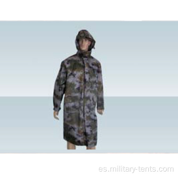 Impermeable militar para uso al aire libre en días de lluvia.